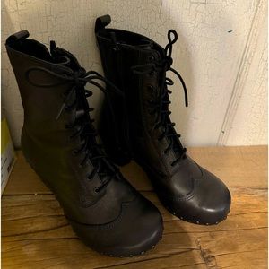 Dansko Nat Brush Off Graphite Boots. Lace up with side zipper. Size 38. Like new